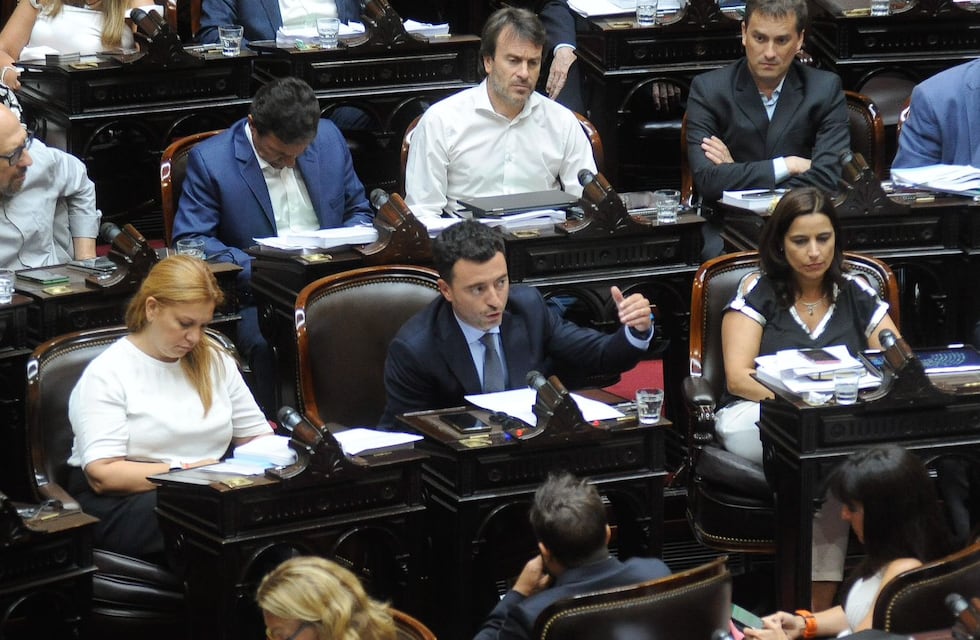 El reclamo a Martín Menem por parte de diputados y senadores radicales para que conforme la Bicameral y se trate el DNU