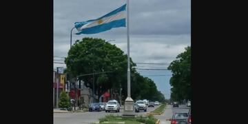 Banderas a media asta en Yerba Buena en contra de la aprobación de la interrupción voluntaria del embarazo.