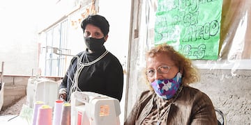 Comedor y merendero comunitario Arco Iris, Norma y Ana llevan adelante un comedor comunitario pero además cosen ropa y accesorios con telas que reciclan.
