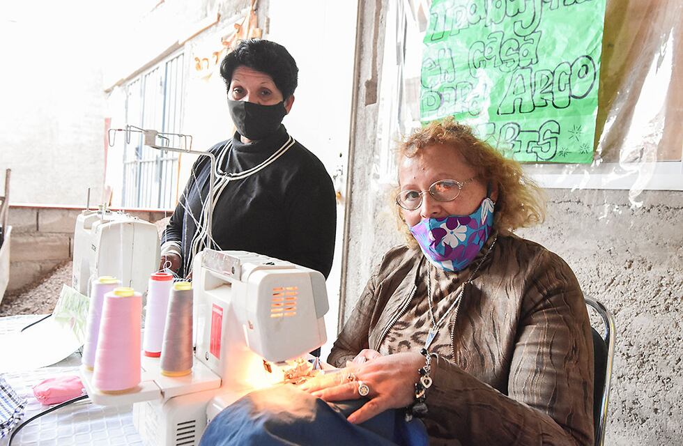 Vecinas solidarias piden telas para hacer ropa de abrigo