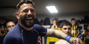 Jorge Broun se escribió el número 19 en la mano izquierda luego de la victoria.