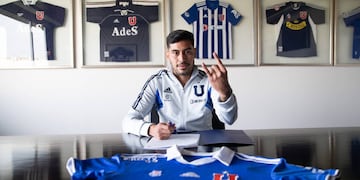 El correntino firmó contrato y posó con la camiseta de su nuevo equipo.