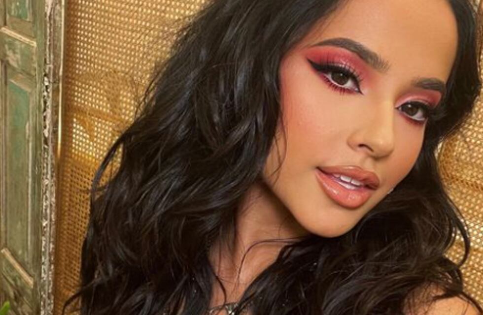 Becky G lució un vestido al cuerpo con aberturas a los costados en los Premios MTV VMAs 2022