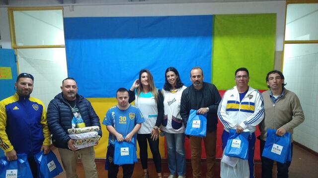 Representantes de la agrupación repartieron elementos de estudio en el establecimiento educativo de Juramento 961.