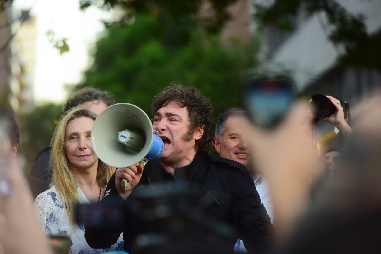El presidente Javier Milei encabezó en Córdoba la Marcha de la Gratitud, acompañado por su hermana Karina y los diputados Gabriel Bornoroni y Gonzalo Roca. (Nicolás Bravo / La Voz)