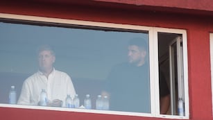 El presidente de Instituto, Juan Manuel Cavagliatto, junto al vice Juan Domínguez, tras la derrota con Barracas Central (Federico López Claro / La Voz)