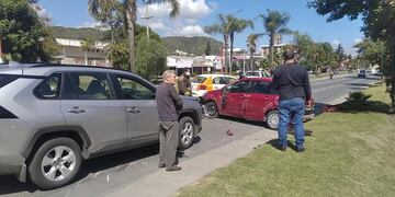 Fuerte choque en el ingreso a Villa Carlos Paz. (Foto: Facebook / Cuerpo de Bomberos Voluntarios de Villa Carlos Paz).