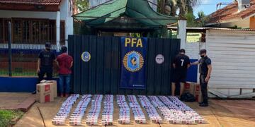 Dos personas detenidas y cigarrillos ilegales secuestrados en Puerto Iguazú.