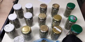Los frascos con cogollos de marihuana que fueron secuestrados de una mochila que llevaba un hombre detenido en la Cuarta Sección. Gentileza Ministerio de Seguridad