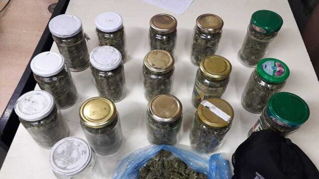 Los frascos con cogollos de marihuana que fueron secuestrados de una mochila que llevaba un hombre detenido en la Cuarta Sección. Gentileza Ministerio de Seguridad