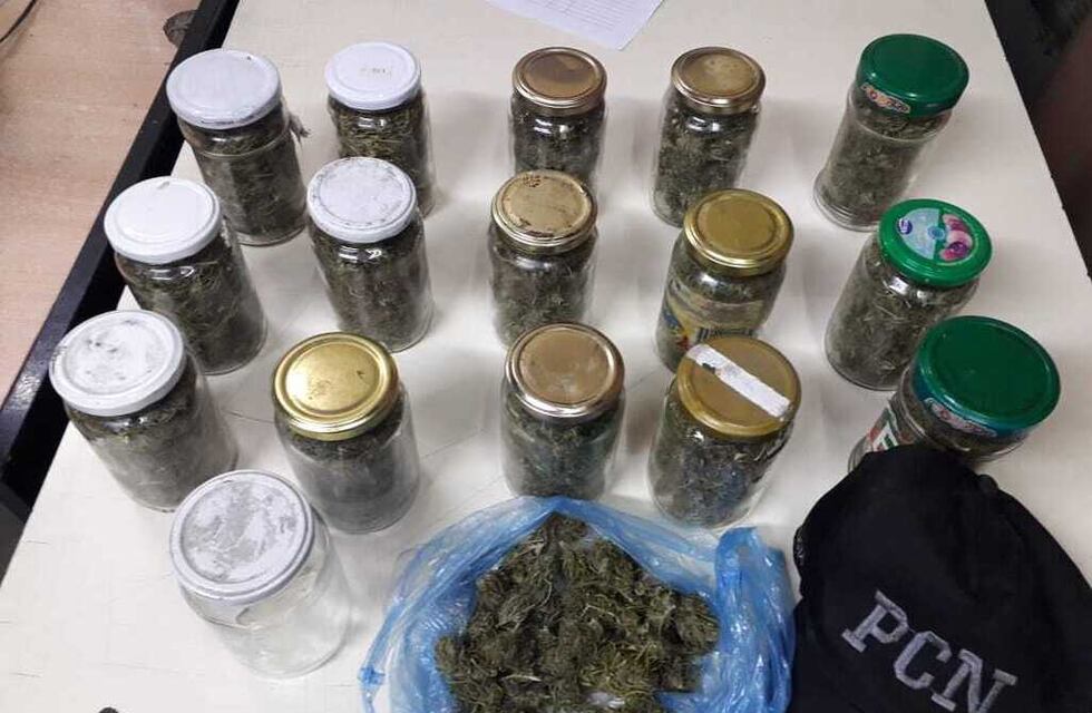 Apresaron en Ciudad a un hombre con 16 frascos llenos de marihuana