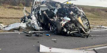 La camioneta quedó totalmente destruida.