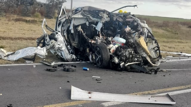 La camioneta quedó totalmente destruida.