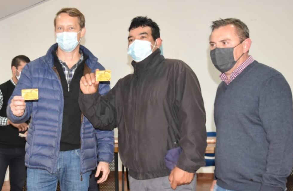 Se hizo entrega de carnets a beneficiarios del programa Misiones Trabaja en Campo Grande