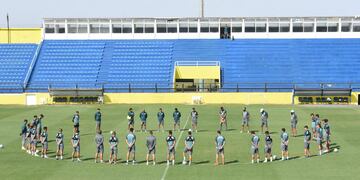 La ronda de los jugadores y el cuerpo técnico se llevó a cabo temprano en el predio auriazul. (@carcoficial)