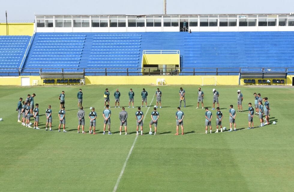 El plantel de Central hizo un minuto de silencio por Maradona antes de entrenar