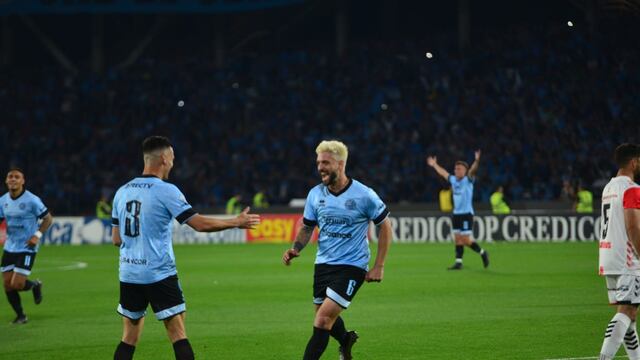 Alejandro Rébola celebra el buen presente de Belgrano.