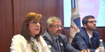 Gabriela Burgos, titular del Ministerio Público de la Defensa, presentó ante los diputados provinciales su primer Informe de Gestión. En el estrado, junto al vicepresidente primero de la Legislatura, Fabián Tejerina (centro) y el defensor adjunto Matías Luna.