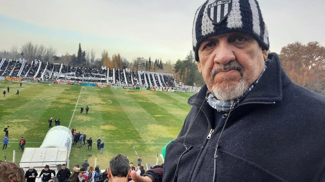 El histórico Cato Aguilar, simpatizante del Lobo del Parque, está siempre presente en la platea alentando a su equipo. / Los Andes.