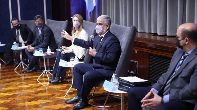 El flamante secretario de Comercio Interior, Roberto Feletti, se encargó de "bajar" la disposición oficial a los empresarios.