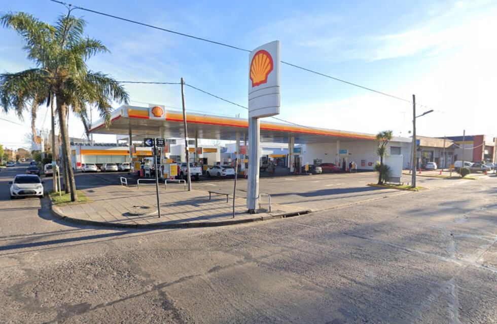 La Plata: un auto explotó al lado de dos estaciones de servicio y un playero apagó el incendio