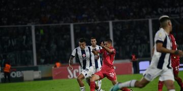 Ruben Bota encaró e hizo lo que quiso. Talleres le ganó 2-1 a Argentinos con un golazo gestado por su nueva figura (Javier Ferreyra / La Voz).