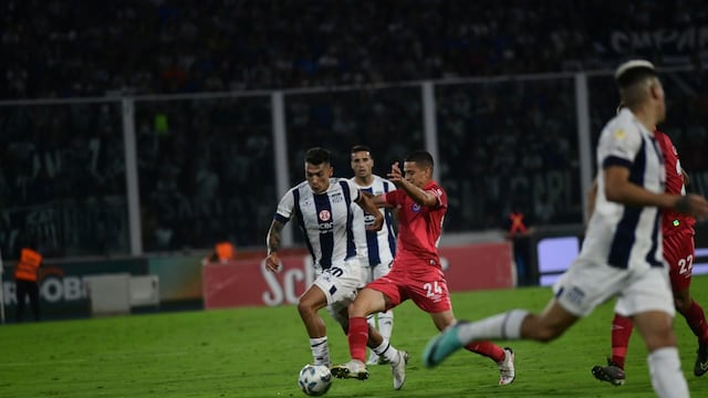 Ruben Bota encaró e hizo lo que quiso. Talleres le ganó 2-1 a Argentinos con un golazo gestado por su nueva figura (Javier Ferreyra / La Voz).