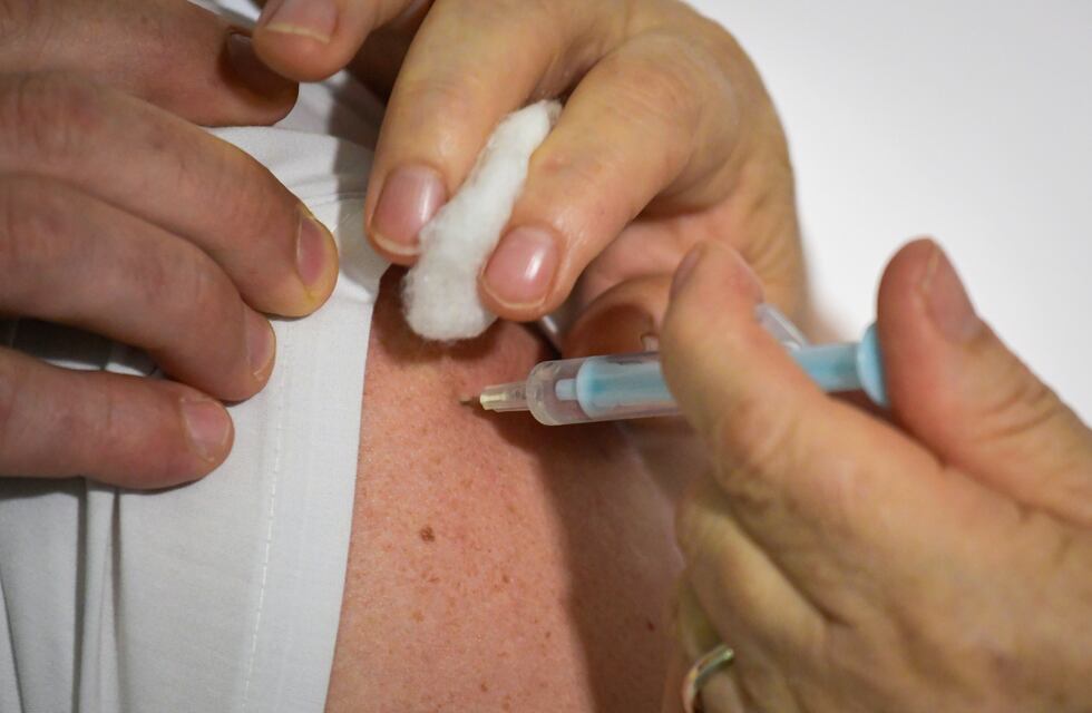 Coronavirus: la cifra de vacunados a nivel mundial superó a la de los casos confirmados