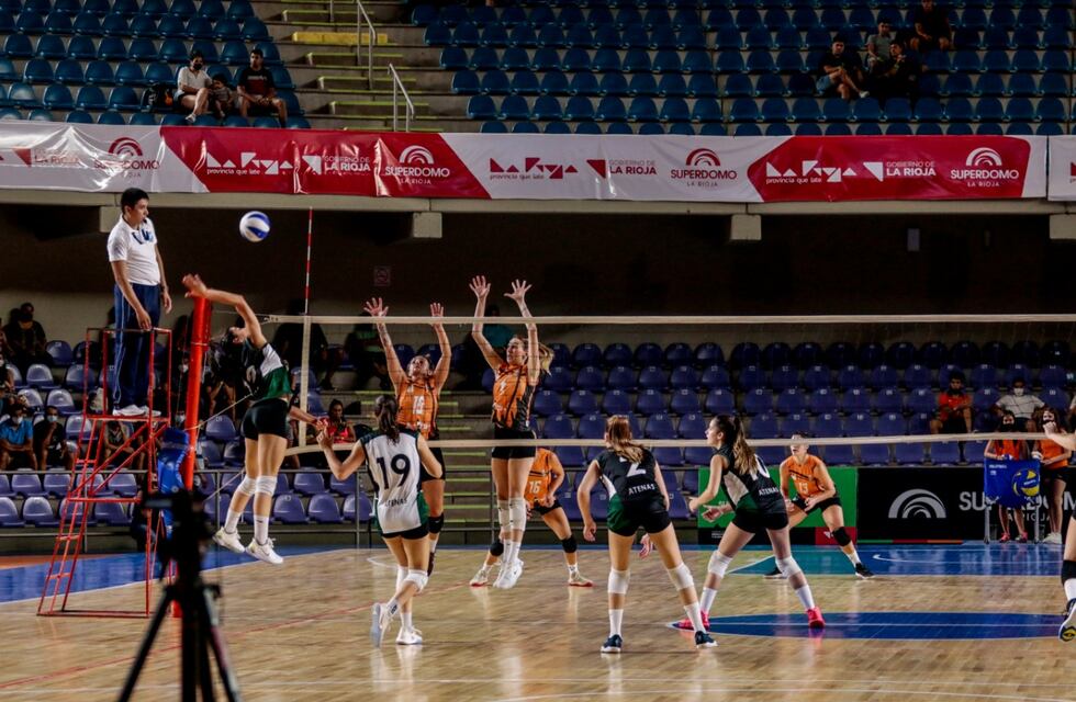 Con Mora Audenino como titular el vóley de Atenas ganó en La Rioja