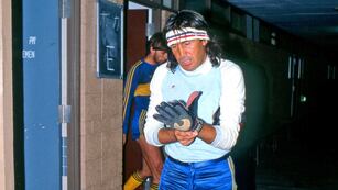 Hugo Gatti y su particular estilo para atajar y vestir. La vincha, un clásico (Archivo de Gustavo Farías).