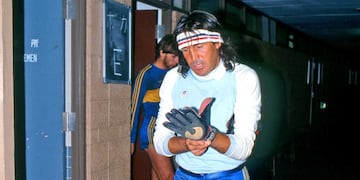 Hugo Gatti y su particular estilo para atajar y vestir. La vincha, un clásico (Archivo de Gustavo Farías).