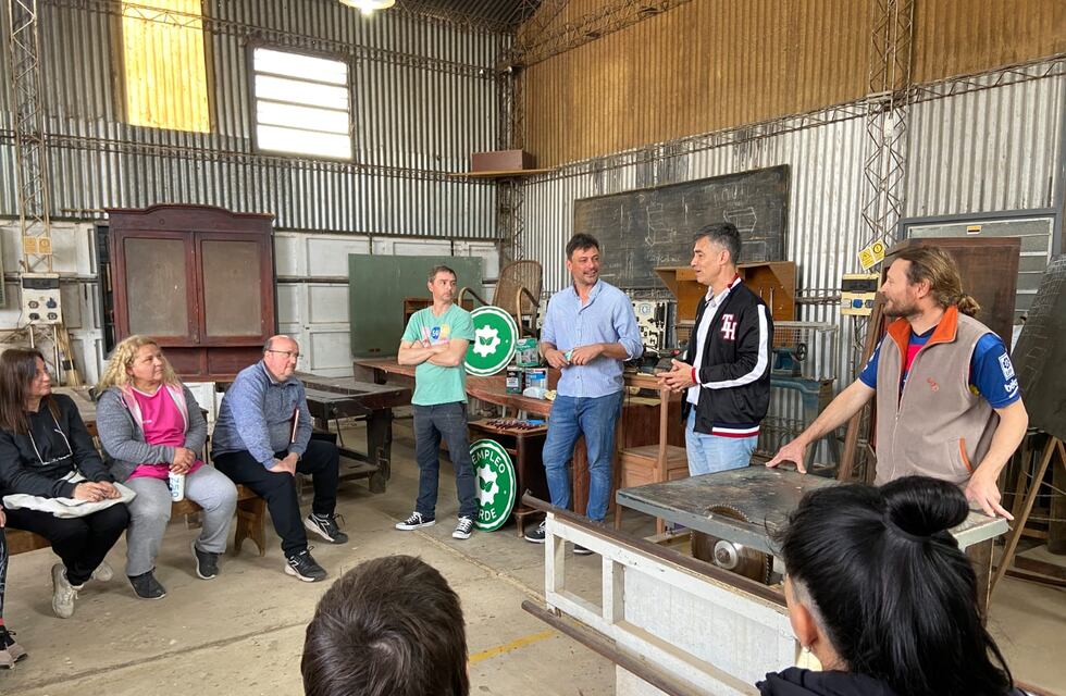 Inició un nuevo curso de restauración de muebles