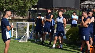 Matías Módolo, entrenador de Gimnasia de Jujuy (a la izquierda), encabeza la pretemporada de su equipo pensando en la Primera Nacional 2025.
