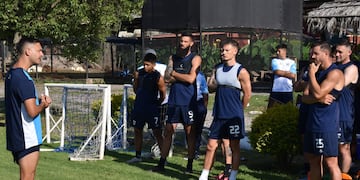 Matías Módolo, entrenador de Gimnasia de Jujuy (a la izquierda), encabeza la pretemporada de su equipo pensando en la Primera Nacional 2025.