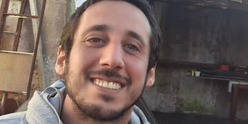 Se trata de Agustín Párraga, un joven de Mar del Plata que padece una grave enfermedad y al mismo tiempo debe luchar contra la burocracia de una obra social.