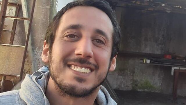 Se trata de Agustín Párraga, un joven de Mar del Plata que padece una grave enfermedad y al mismo tiempo debe luchar contra la burocracia de una obra social.