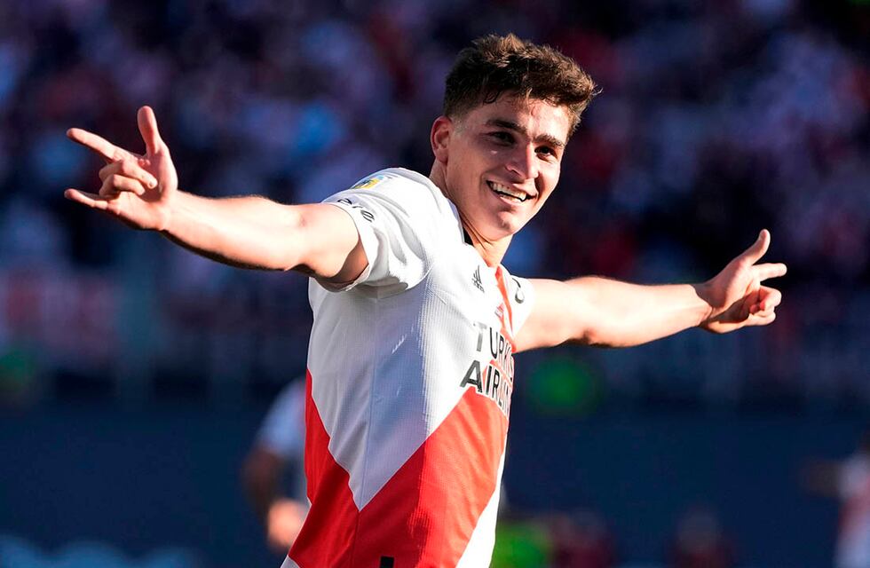 Julián Álvarez se empieza a ir de River: cientos de hinchas se acercaron para despedirlo