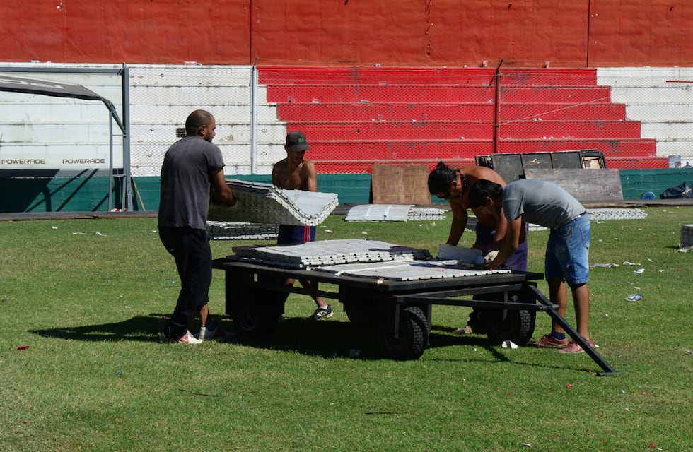 Así quedó el campo de juego de Instituto, tras el recital de Fito Paéz