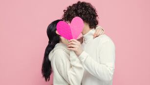 ¿Por qué nos enamoramos?: Harvard reveló la respuesta científica.