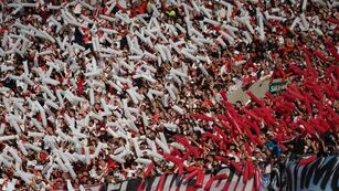 La hinchada de River en el Monumental, festejando que su equipo es campeón.