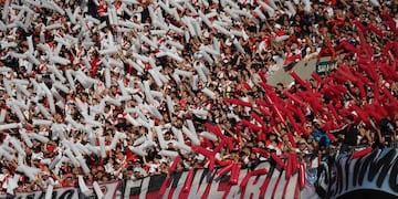 La hinchada de River en el Monumental, festejando que su equipo es campeón.