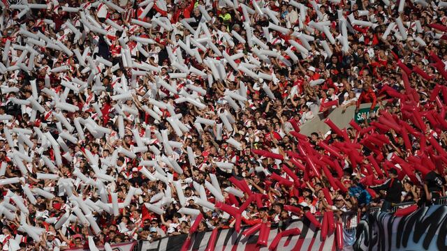 La hinchada de River en el Monumental, festejando que su equipo es campeón.