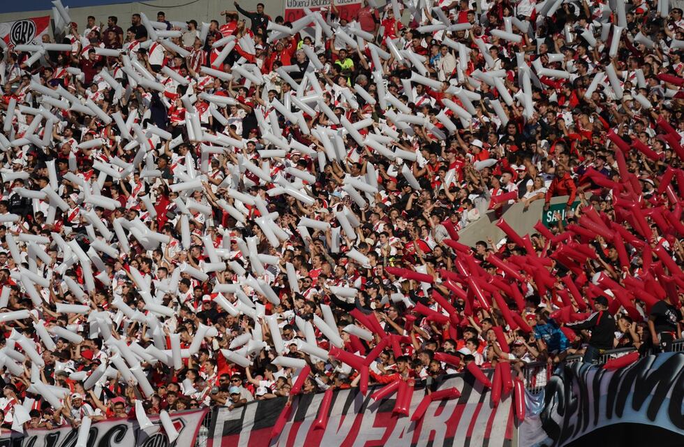 Dos hinchas de River cayeron del micro yendo al Monumental