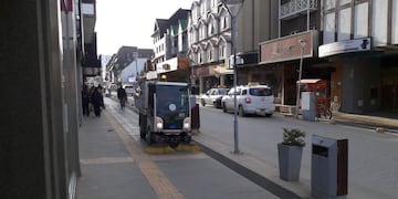 El área de servicios públicos, en conjunto con la Dirección de Tránsito y Agrotécnica Fueguina realizan tareas de limpieza en la ciudad