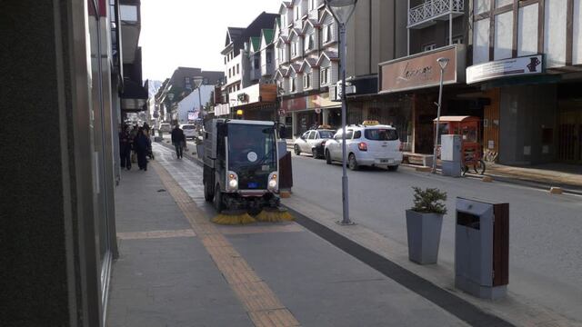 El área de servicios públicos, en conjunto con la Dirección de Tránsito y Agrotécnica Fueguina realizan tareas de limpieza en la ciudad