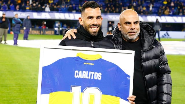 Carlos Tevez recibió un reconocimiento de la mano de "Chicho" Serna.