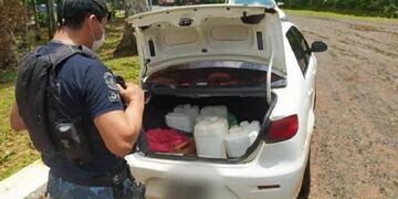 Secuestraron dos vehículos con bidones de combustible ilegal en Puerto Iguazú.