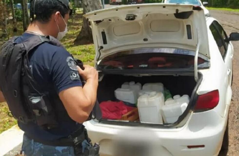 Secuestraron dos vehículos con bidones de combustible ilegal en Puerto Iguazú
