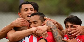 Festejan los jugadores de Instituto ante Villa Dálmine