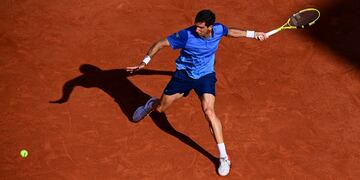 Argentina's Federico Delbonis returns the ball to Spain's Alejandro Davidovich Fokina during their men's singles fourth round tennis match on Day 8 of The Roland Garros 2021 French Open tennis tournament in Paris on June 6, 2021. (Photo by MARTIN BUREAU / AFP)